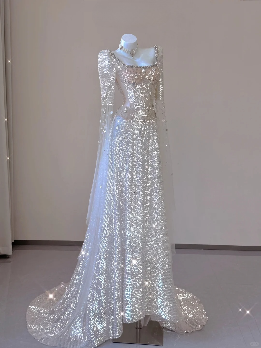 Robe de soirée longue de bal de fin d'année champagne à manches longues et paillettes, D467
