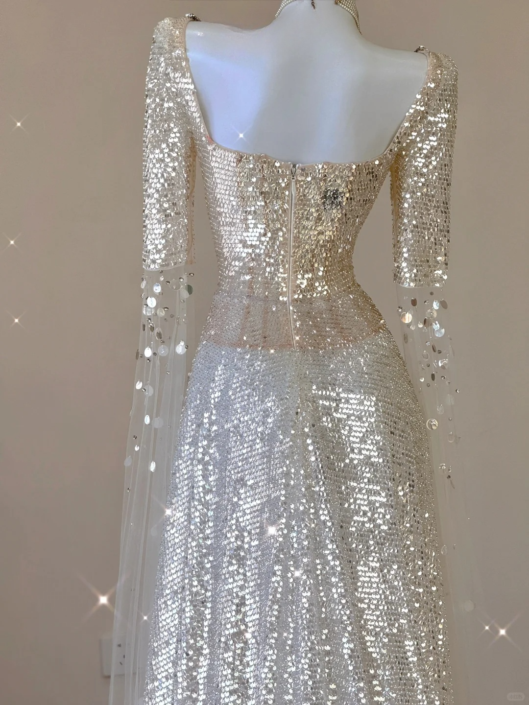 Robe de soirée longue de bal de fin d'année champagne à manches longues et paillettes, D467