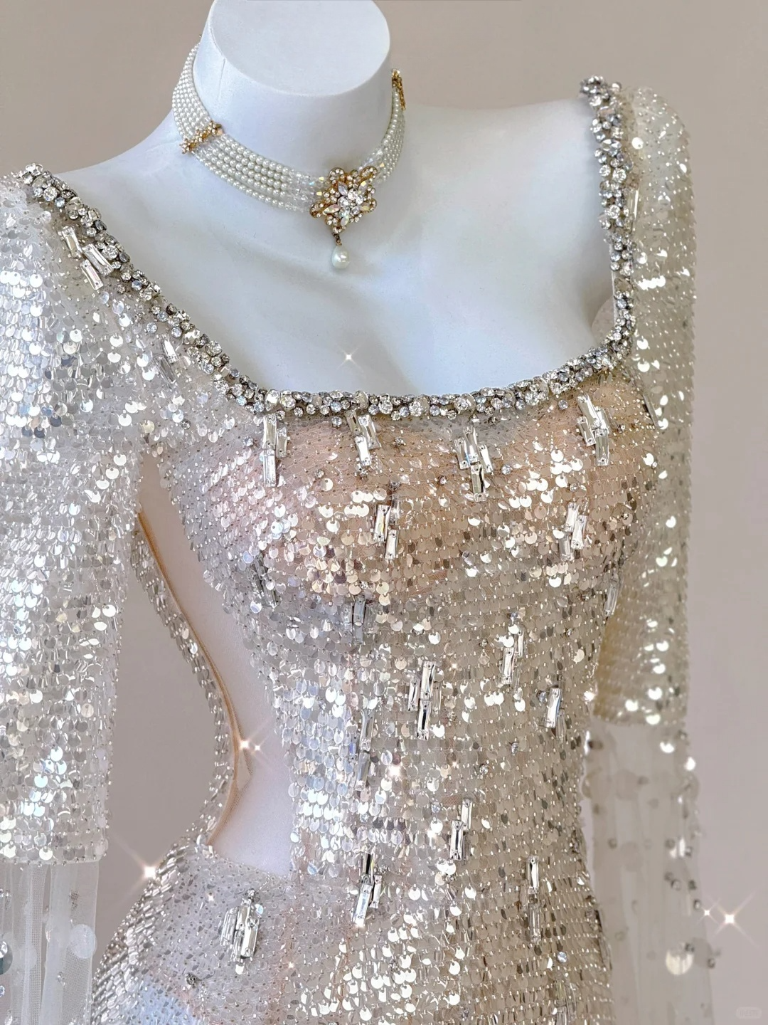 Robe de soirée longue de bal de fin d'année champagne à manches longues et paillettes, D467