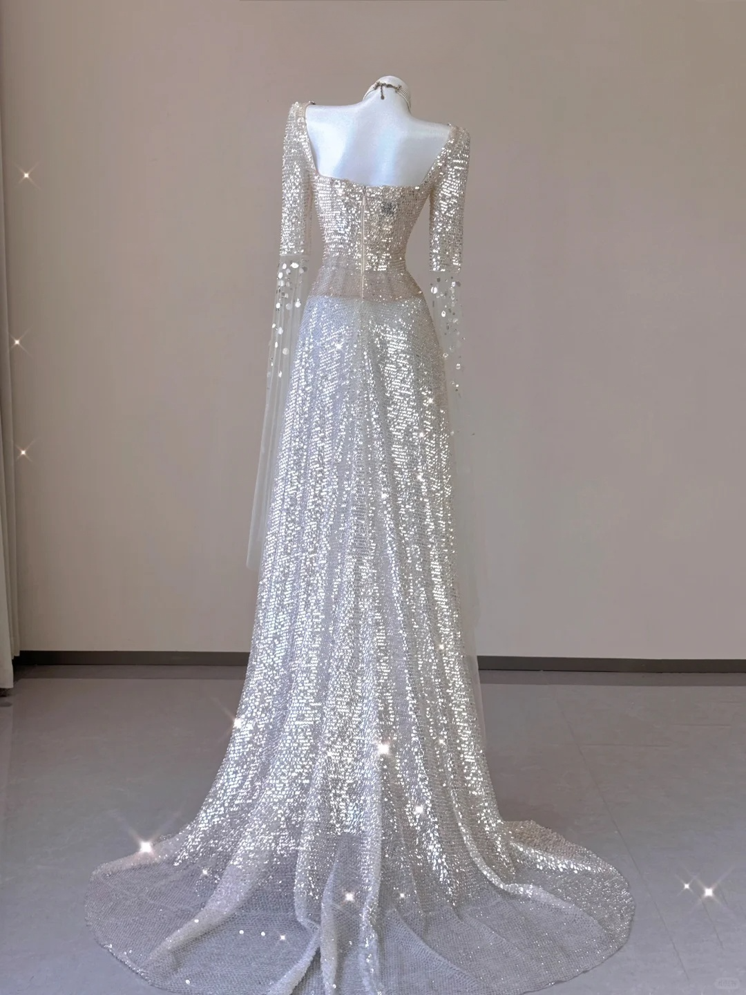 Robe de soirée longue de bal de fin d'année champagne à manches longues et paillettes, D467