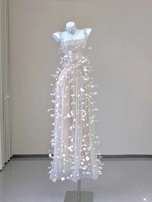 Robe de soirée longue coupe trapèze à bretelles champagne et perles, avec plumes, D468