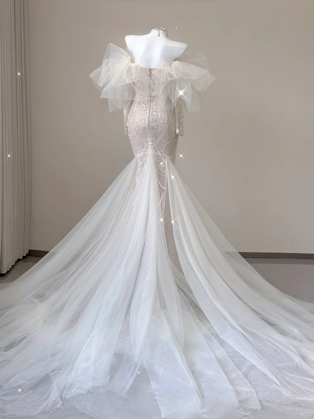Atemberaubendes schulterfreies, lange Ärmel, Perlenbesatz, Meerjungfrau-Brautkleid, Abendkleid, D469