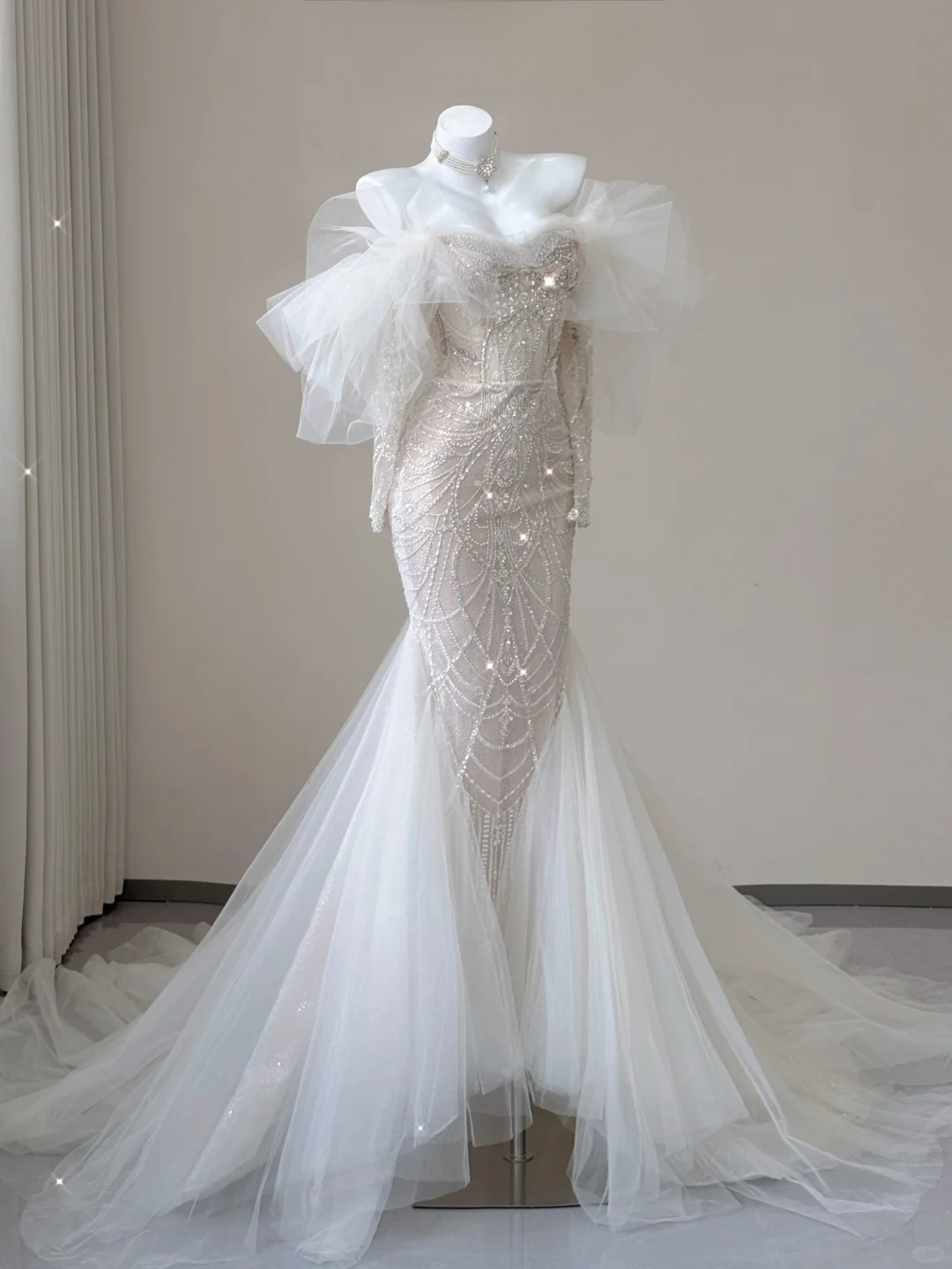 Atemberaubendes schulterfreies, lange Ärmel, Perlenbesatz, Meerjungfrau-Brautkleid, Abendkleid, D469