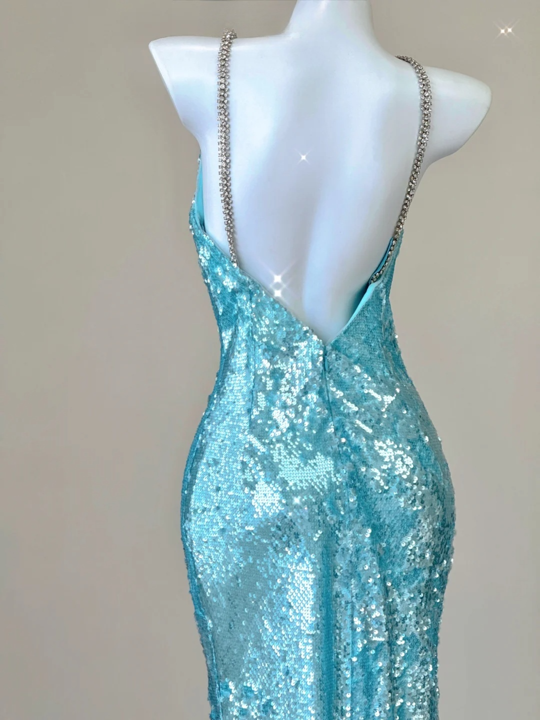 Robe de soirée longue sirène bleue à bretelles spaghetti et paillettes, D470
