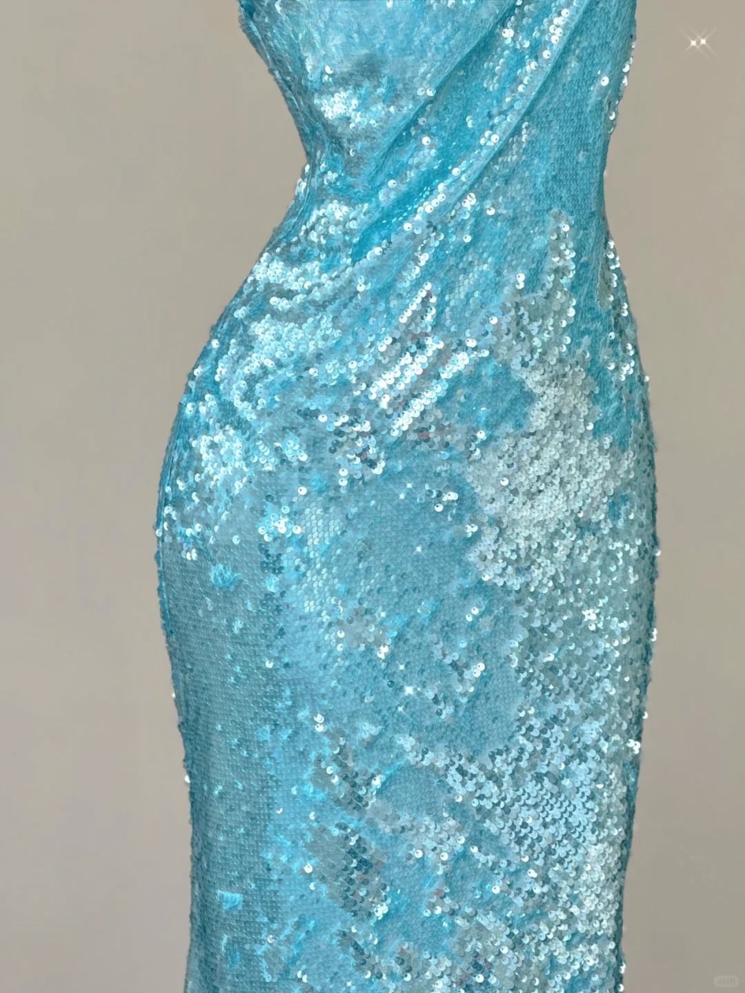 Robe de soirée longue sirène bleue à bretelles spaghetti et paillettes, D470