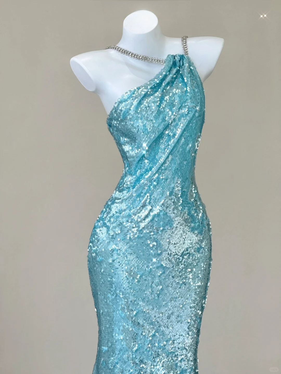 Robe de soirée longue sirène bleue à bretelles spaghetti et paillettes, D470