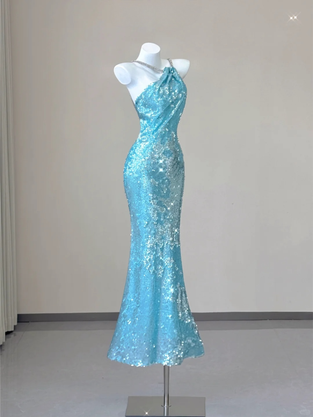 Robe de soirée longue sirène bleue à bretelles spaghetti et paillettes, D470