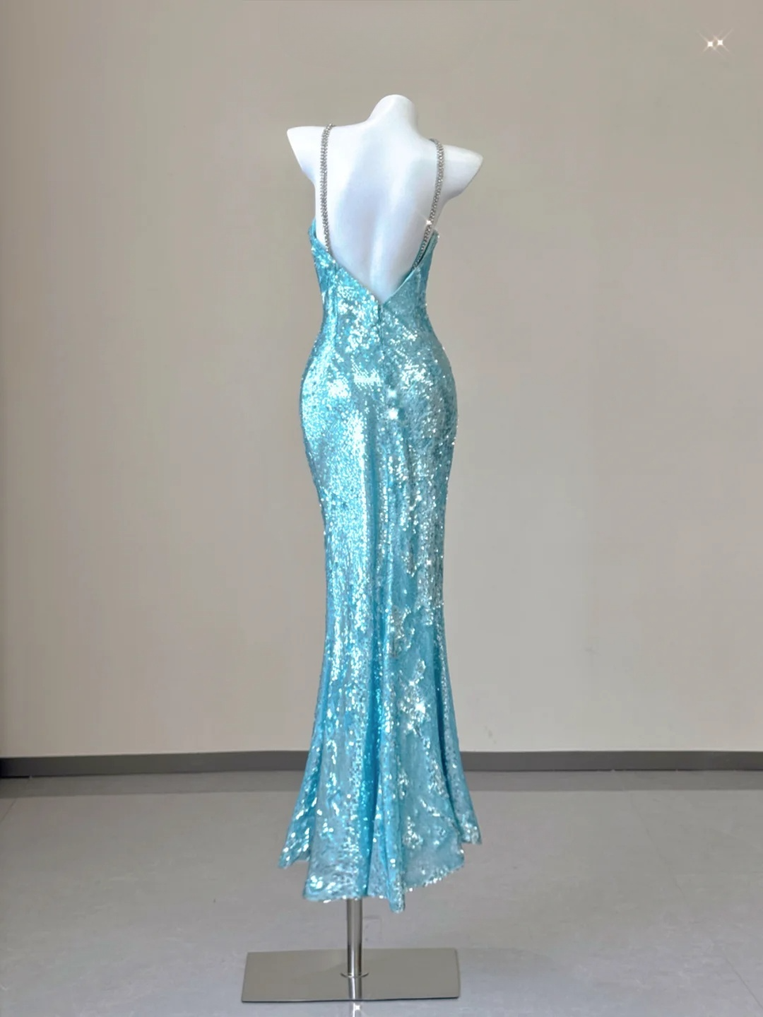 Robe de soirée longue sirène bleue à bretelles spaghetti et paillettes, D470