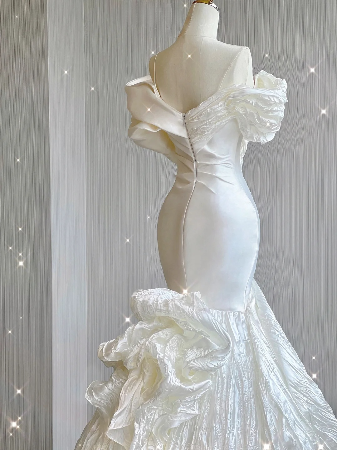 Elegantes weißes schulterfreies Meerjungfrau-Satin-Langkleid, Brautkleid, D478