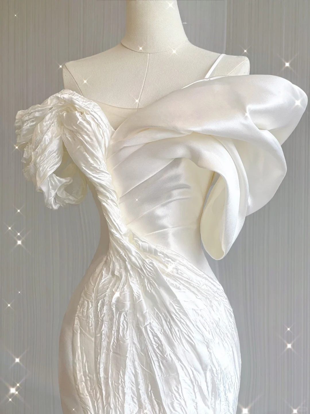 Elegantes weißes schulterfreies Meerjungfrau-Satin-Langkleid, Brautkleid, D478