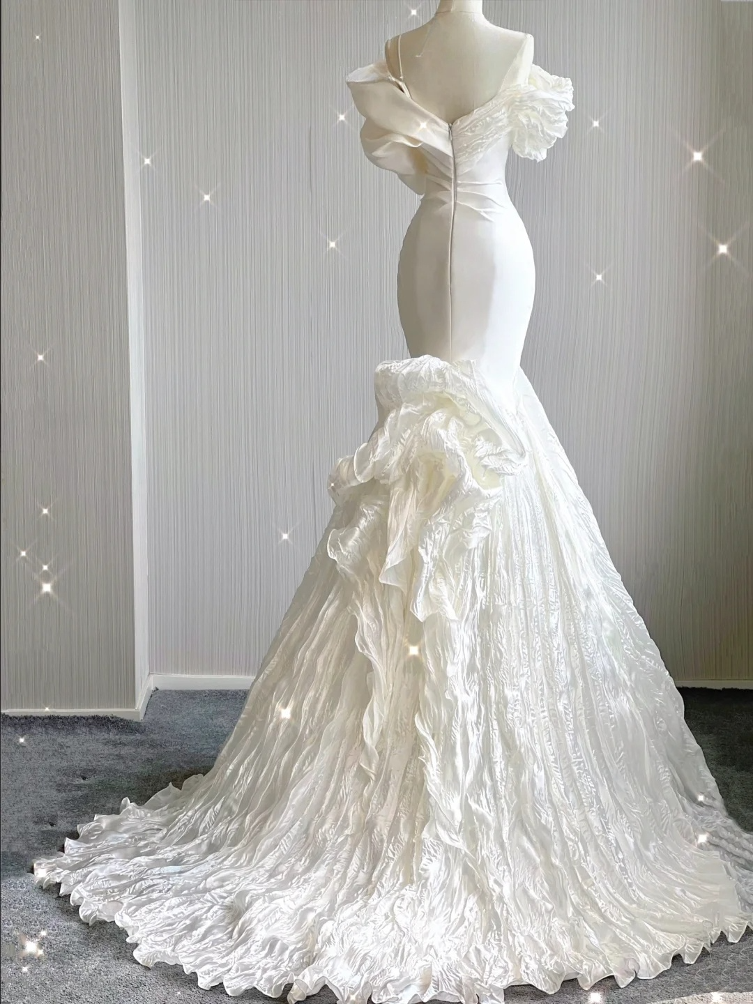 Elegantes weißes schulterfreies Meerjungfrau-Satin-Langkleid, Brautkleid, D478