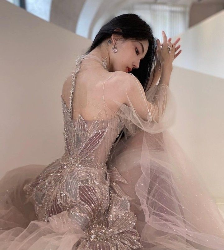 Wunderschönes langes A-Linien-Ballkleid mit Perlenbesatz und langen Ärmeln, D516