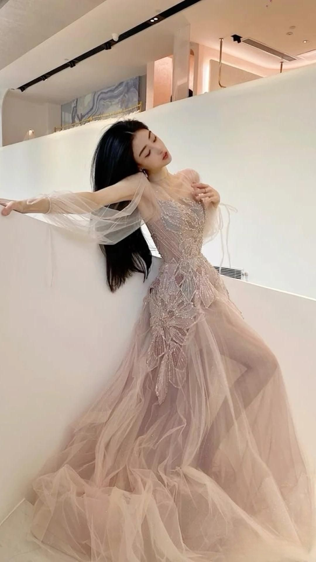 Wunderschönes langes A-Linien-Ballkleid mit Perlenbesatz und langen Ärmeln, D516