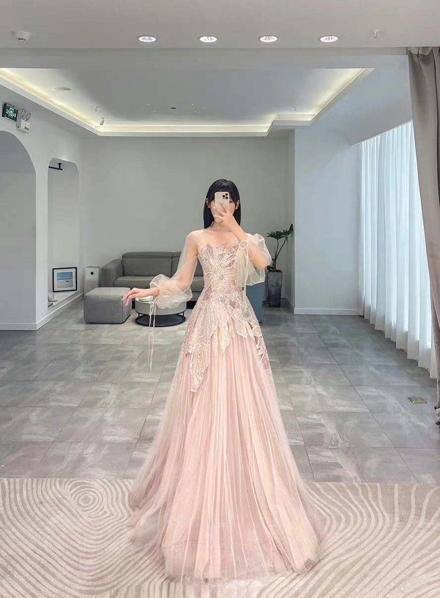 Wunderschönes langes A-Linien-Ballkleid mit Perlenbesatz und langen Ärmeln, D516