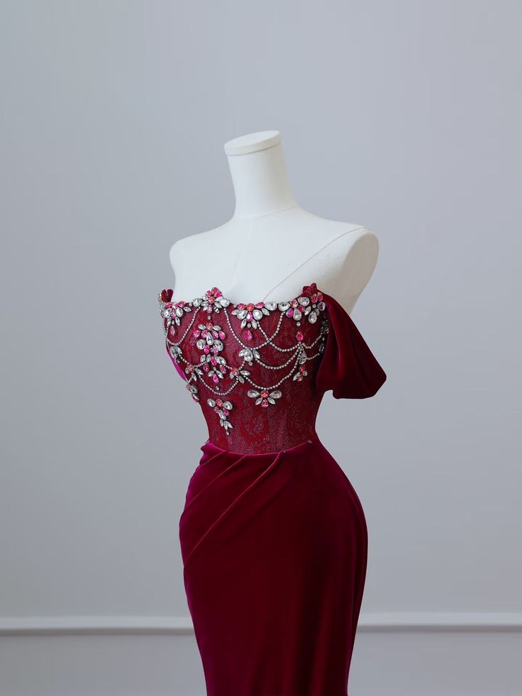 Weinrotes, schulterfreies, langes Meerjungfrauen-Abendkleid aus Samt, D552