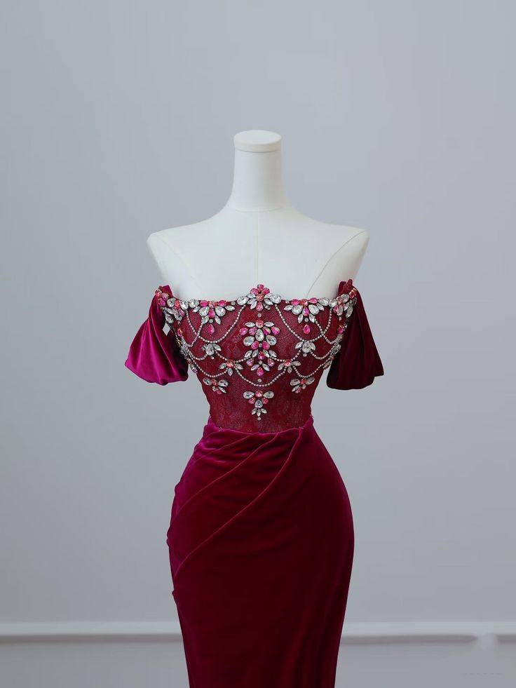 Weinrotes, schulterfreies, langes Meerjungfrauen-Abendkleid aus Samt, D552