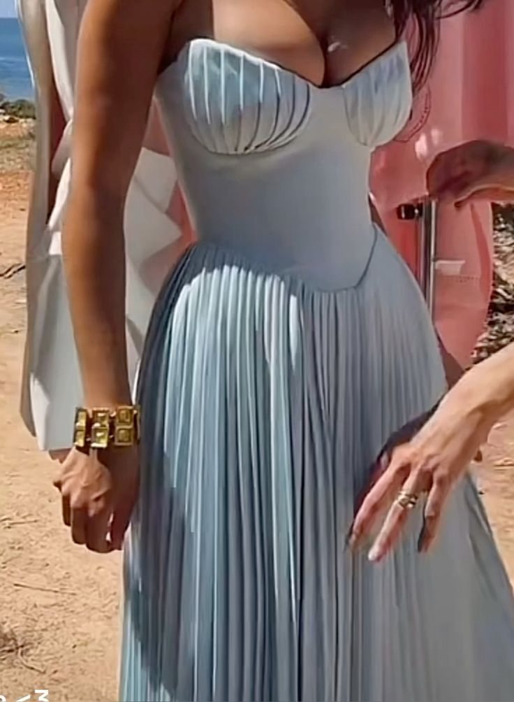Robe de soirée longue bleu océan à col en cœur et coupe trapèze, D557