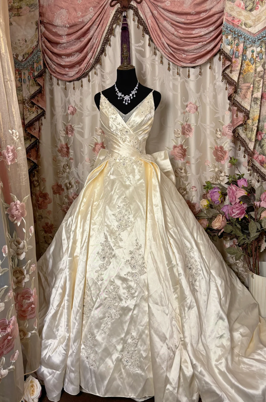 Wunderschönes elfenbeinfarbenes A-Linien-Satin-Vintage-Brautkleid mit Trägern, D593