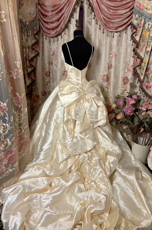 Wunderschönes elfenbeinfarbenes A-Linien-Satin-Vintage-Brautkleid mit Trägern, D593