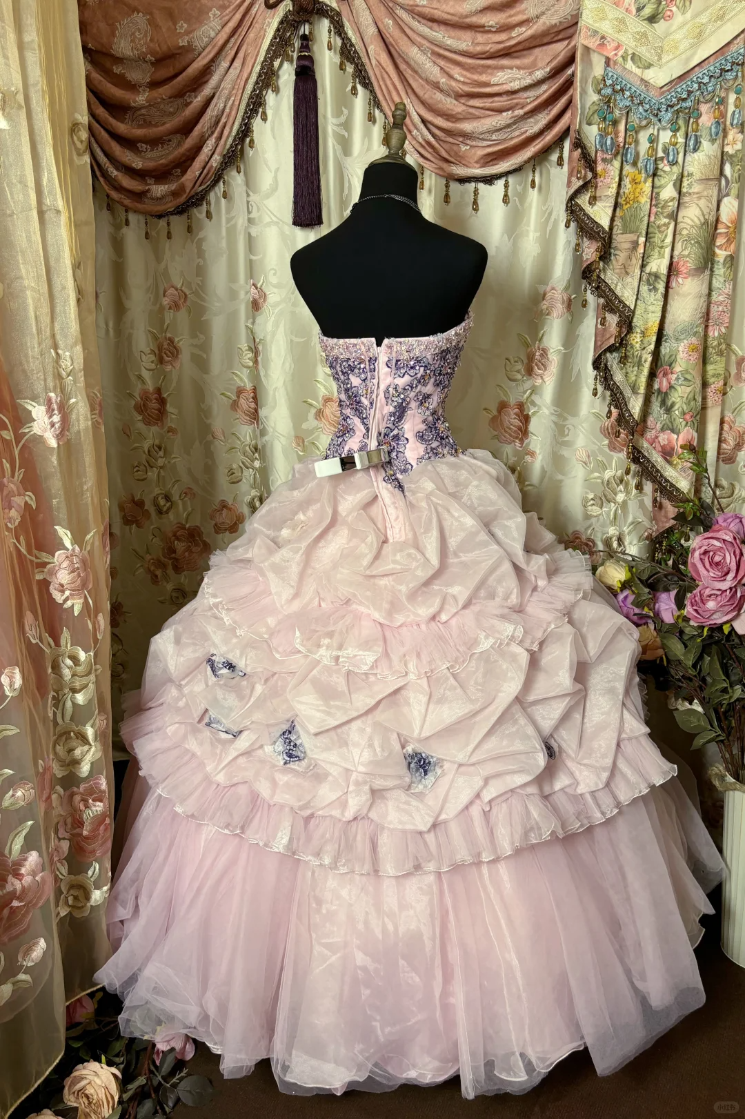 Robe de soirée longue vintage rose clair, bustier, coupe trapèze, ornée de perles, D607