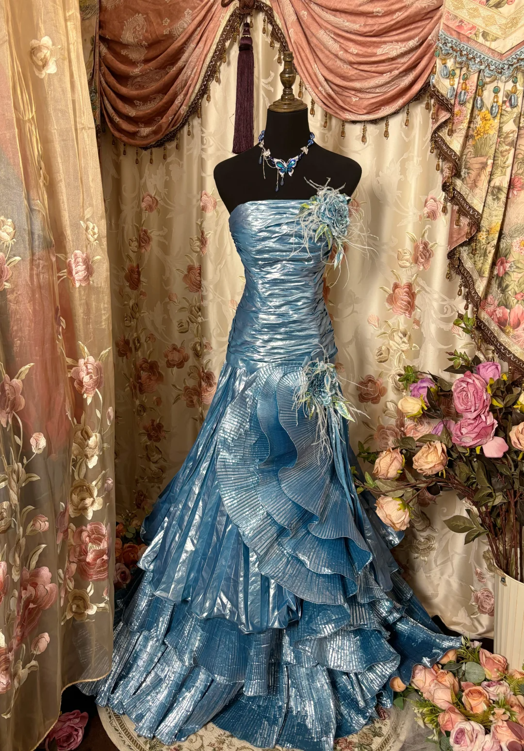 Blaues trägerloses A-Linien-Satin-Retro-Partykleid mit Stufen, langes Abendkleid, D628