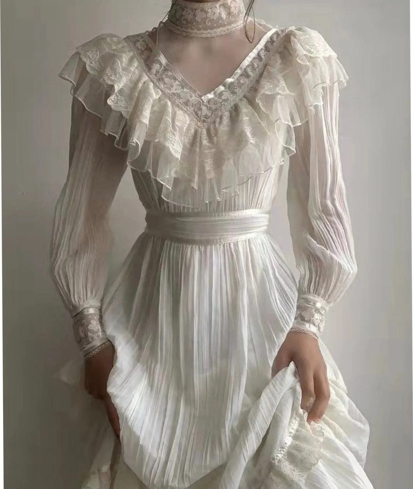 Robe de soirée longue blanche à col montant et manches longues, coupe trapèze, en mousseline de soie et dentelle, style vintage, D640