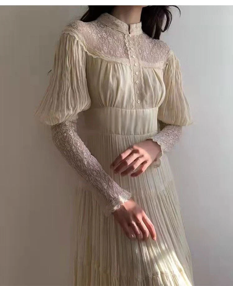 Robe de soirée longue ivoire à col montant et manches longues, coupe trapèze, en mousseline de soie et dentelle, style vintage, D641