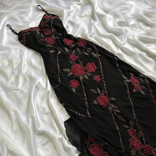 Schwarzes langes Abendkleid mit Spaghettiträgern, Perlenbesatz und Applikationen, D687