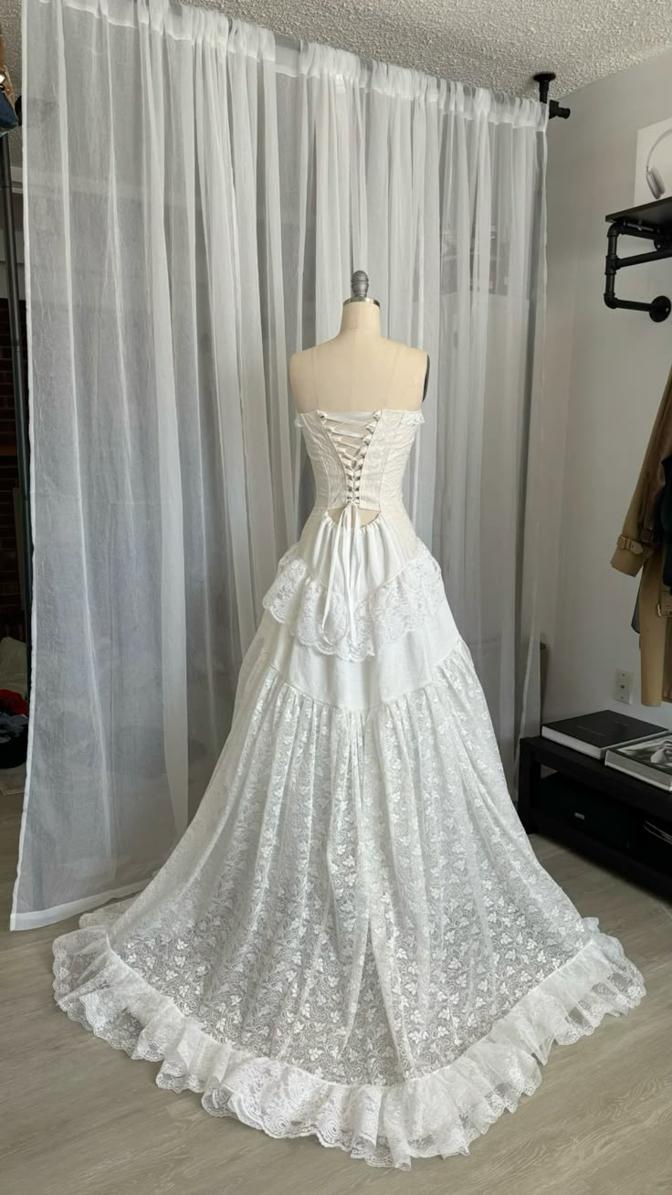 Robe de soirée longue blanche bustier en dentelle, coupe trapèze, style vintage, D791