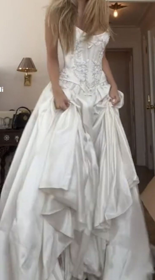 Elegantes weißes trägerloses A-Linie Satin-Applikationen Brautkleid, D984