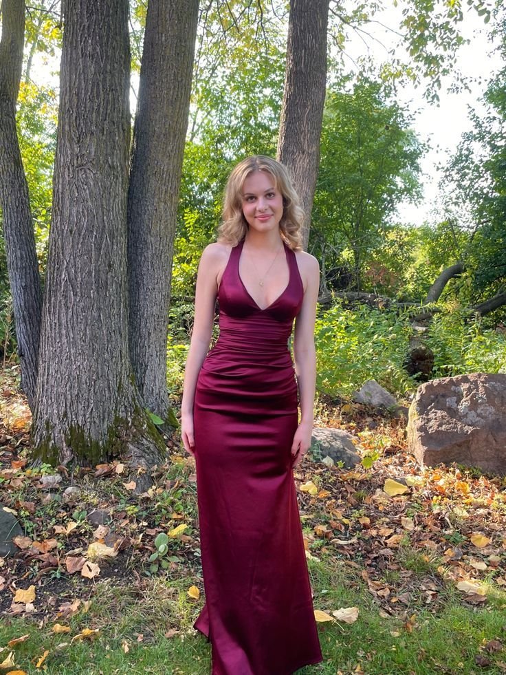 Robe de soirée longue en satin vert à col en V et style sirène MD7830