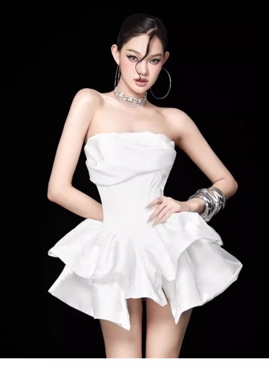 Robe de soirée trapèze blanche en satin, bustier, ourlet à volants, jolie robe de soirée, D1393