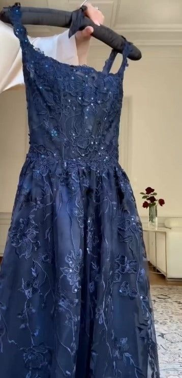Robe de soirée longue en dentelle bleu marine à bretelles trapèze MD7844