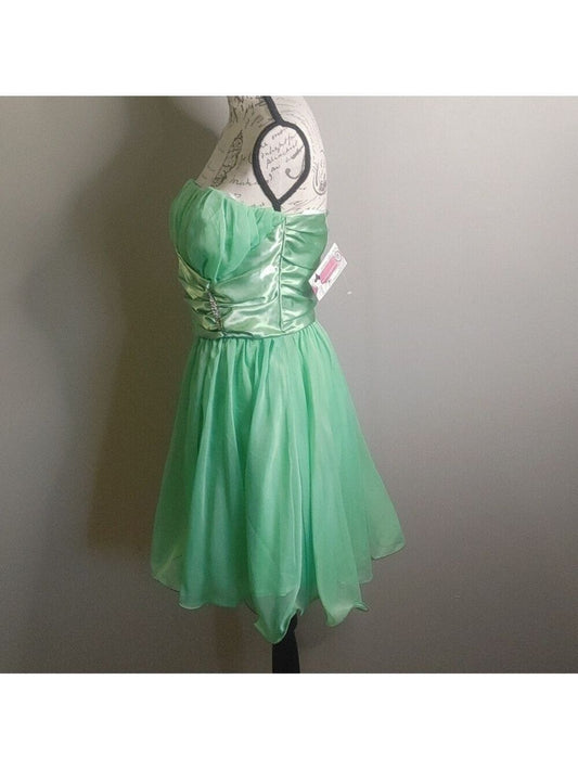 Stunning Homecoming Dress Sweetheart Rinestone Pleated Tulle A-Line Back to School Outfits Party Dress D7929