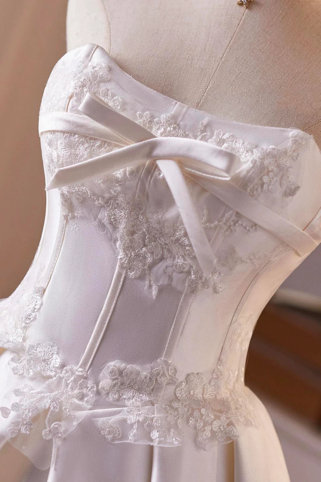 Chic Homecoming Dress White Sweetheart Pleated Lace Flower Short Prom Dress Back to School Outfits Cocktail Dress D6015