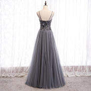 Charmante robe de bal en tulle gris avec haut à paillettes M921