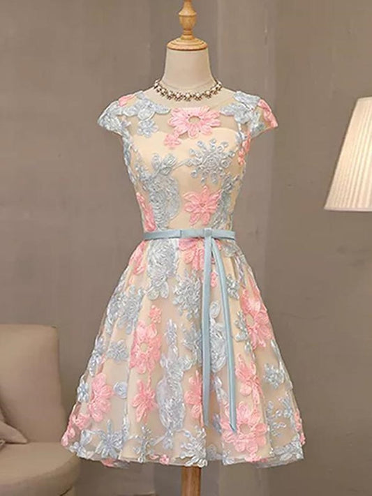 Robe de bal courte en dentelle colorée à col rond et manches courtes, robe de remise de diplôme courte en dentelle colorée M2490