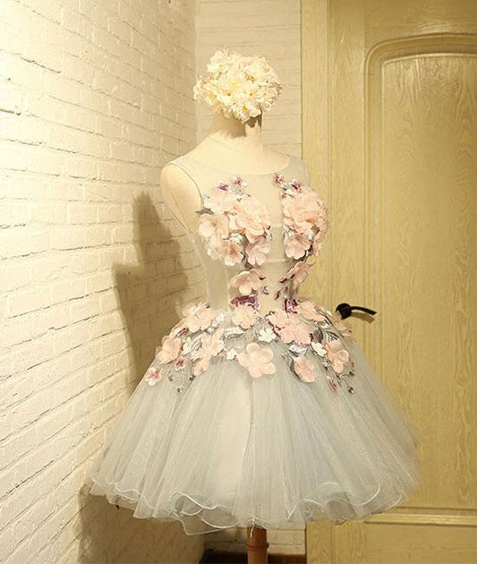 Robe de bal courte en tulle gris à col rond et appliques en dentelle M4872