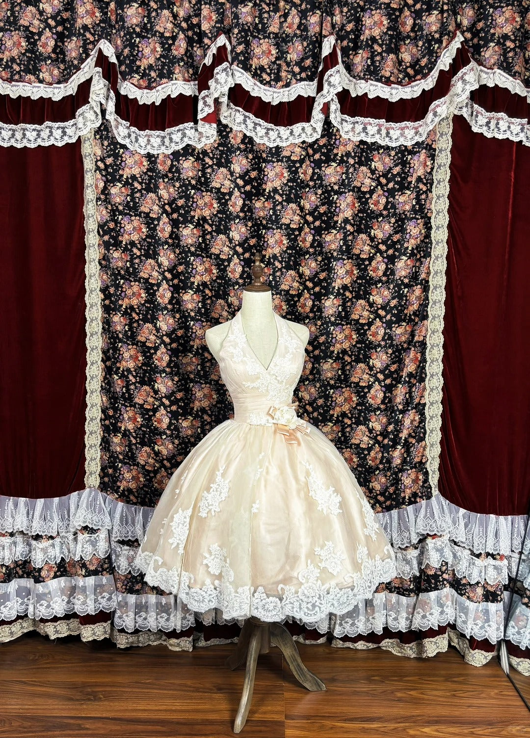 Fashionable Homecoming Dress Halter Lace Applique Prom Dress Back to School Outfits Party Dress  D6126