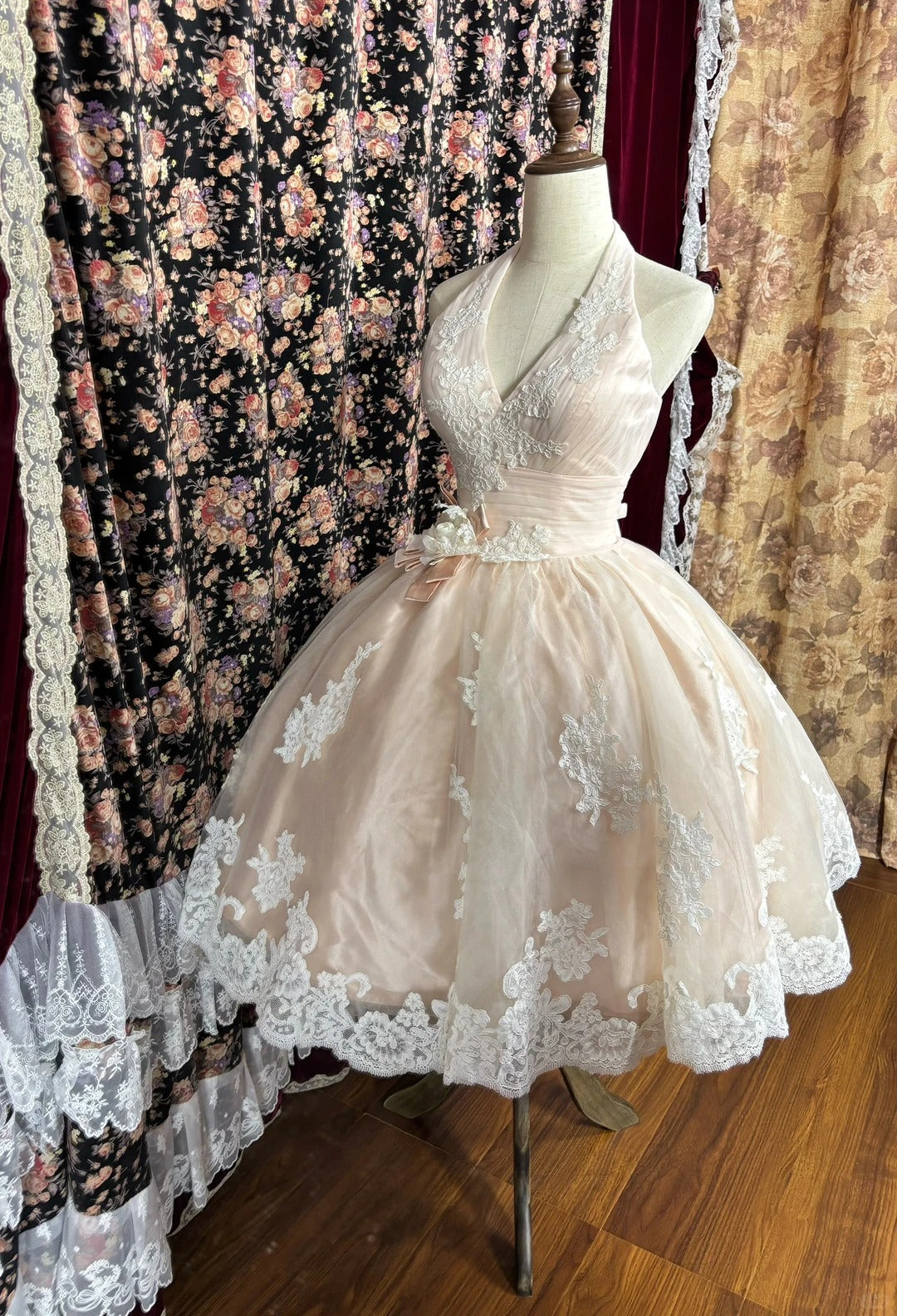 Fashionable Homecoming Dress Halter Lace Applique Prom Dress Back to School Outfits Party Dress  D6126