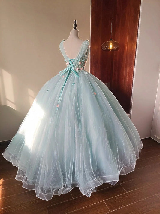 Atemberaubendes hellblaues Abendkleid aus plissiertem Tüll mit V-Ausschnitt, ideal für Quinceañera und Ball (Modell D4654)