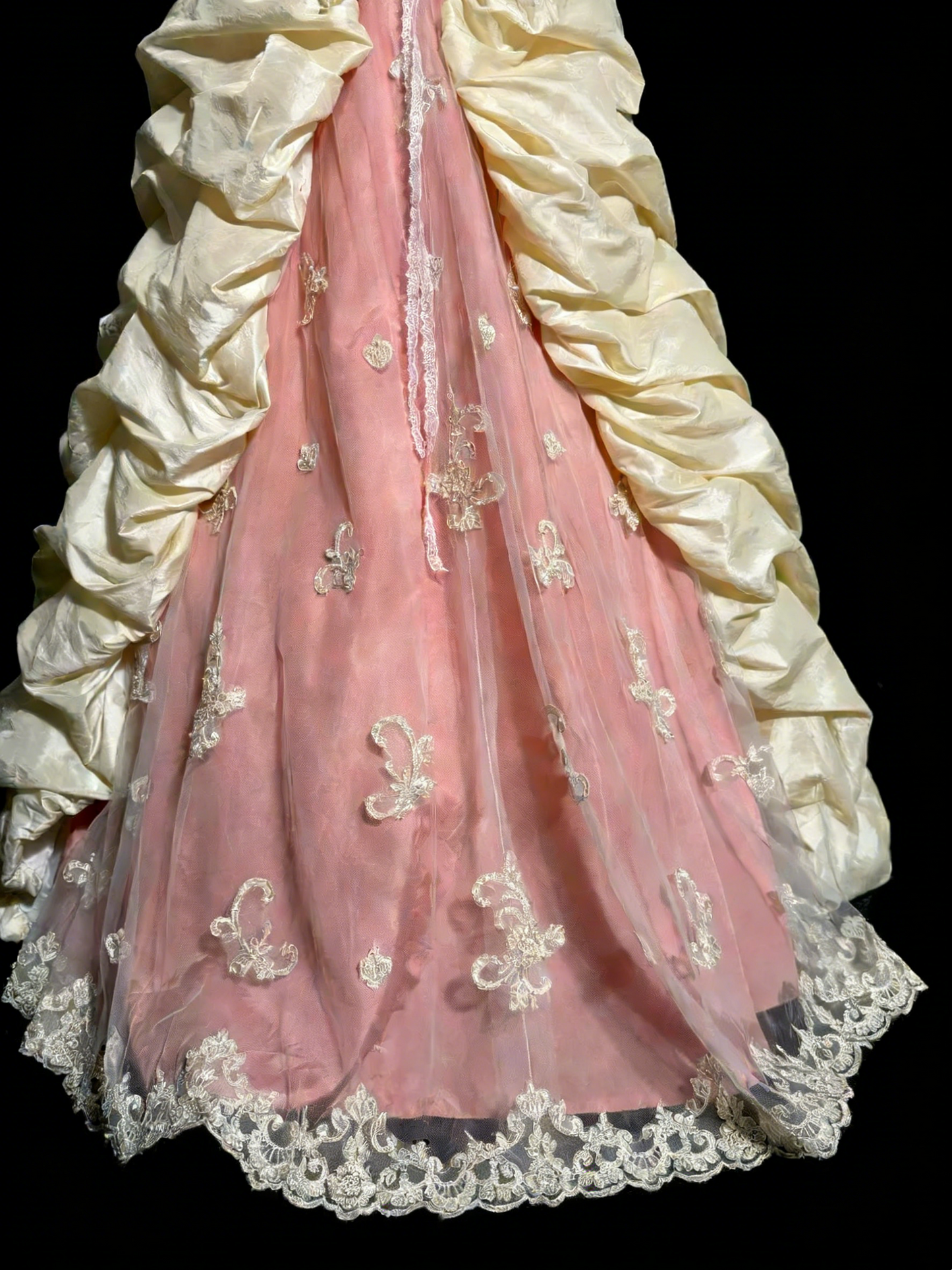 Atemberaubendes hellblaues Abendkleid aus plissiertem Tüll mit V-Ausschnitt, ideal für Quinceañera und Ball (Modell D4654)
