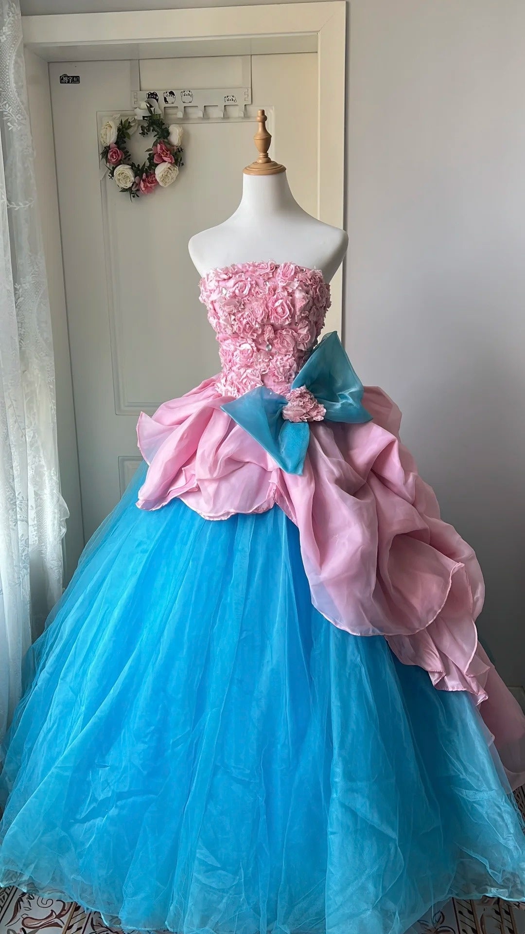 Atemberaubendes hellblaues Abendkleid aus plissiertem Tüll mit V-Ausschnitt, ideal für Quinceañera und Ball (Modell D4654)