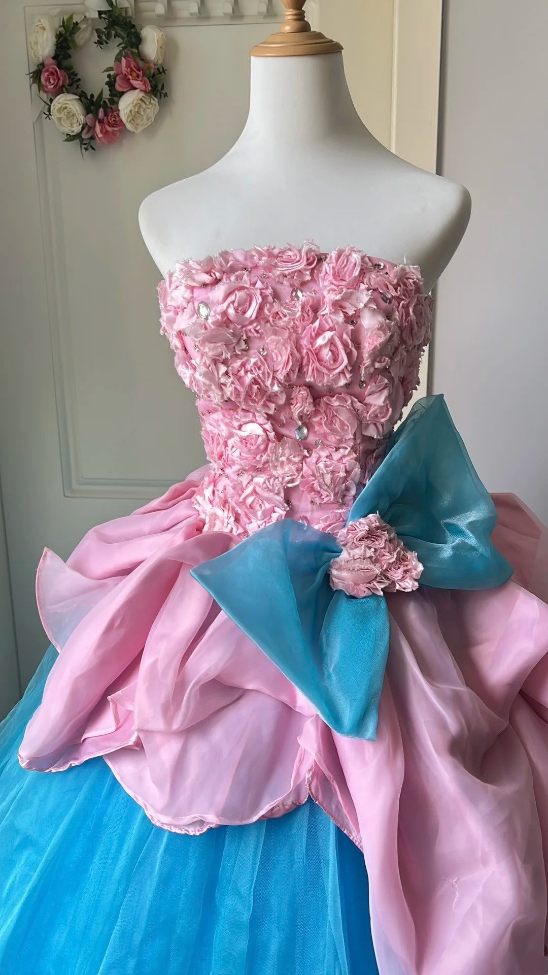 Atemberaubendes hellblaues Abendkleid aus plissiertem Tüll mit V-Ausschnitt, ideal für Quinceañera und Ball (Modell D4654)