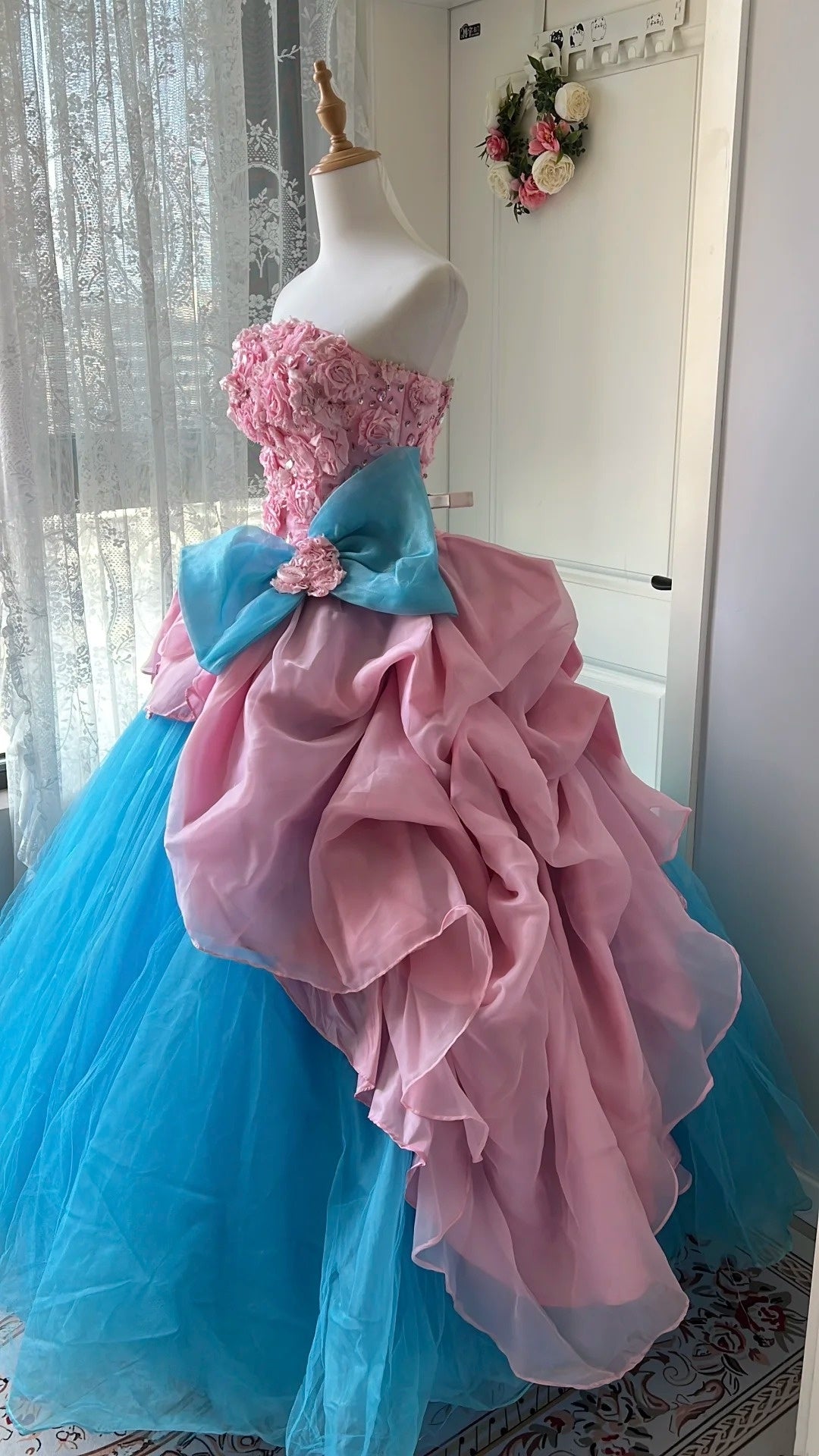 Atemberaubendes hellblaues Abendkleid aus plissiertem Tüll mit V-Ausschnitt, ideal für Quinceañera und Ball (Modell D4654)
