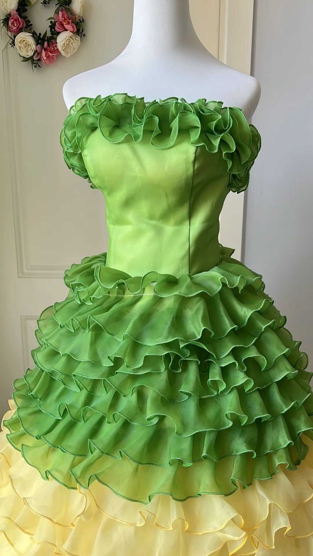 Atemberaubendes hellblaues Abendkleid aus plissiertem Tüll mit V-Ausschnitt, ideal für Quinceañera und Ball (Modell D4654)