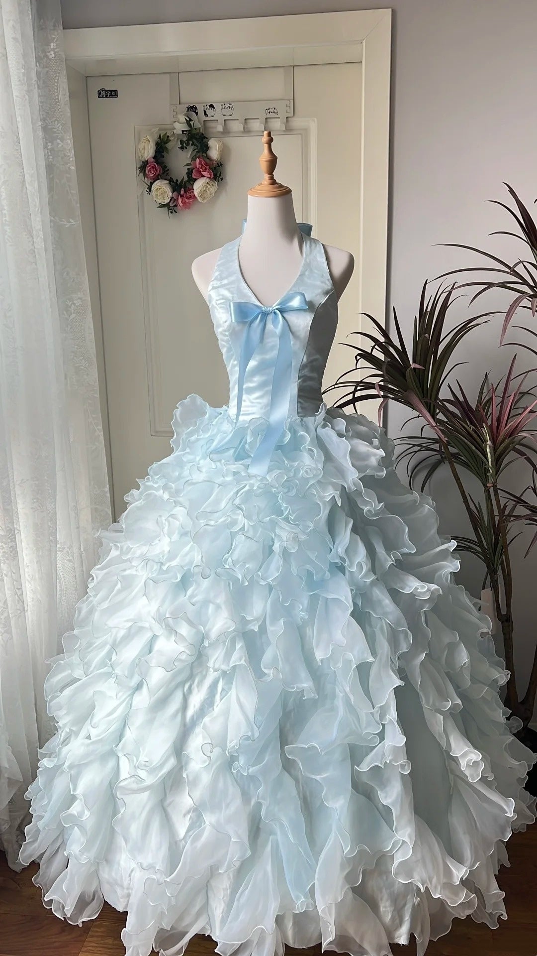 Atemberaubendes hellblaues Abendkleid aus plissiertem Tüll mit V-Ausschnitt, ideal für Quinceañera und Ball (Modell D4654)