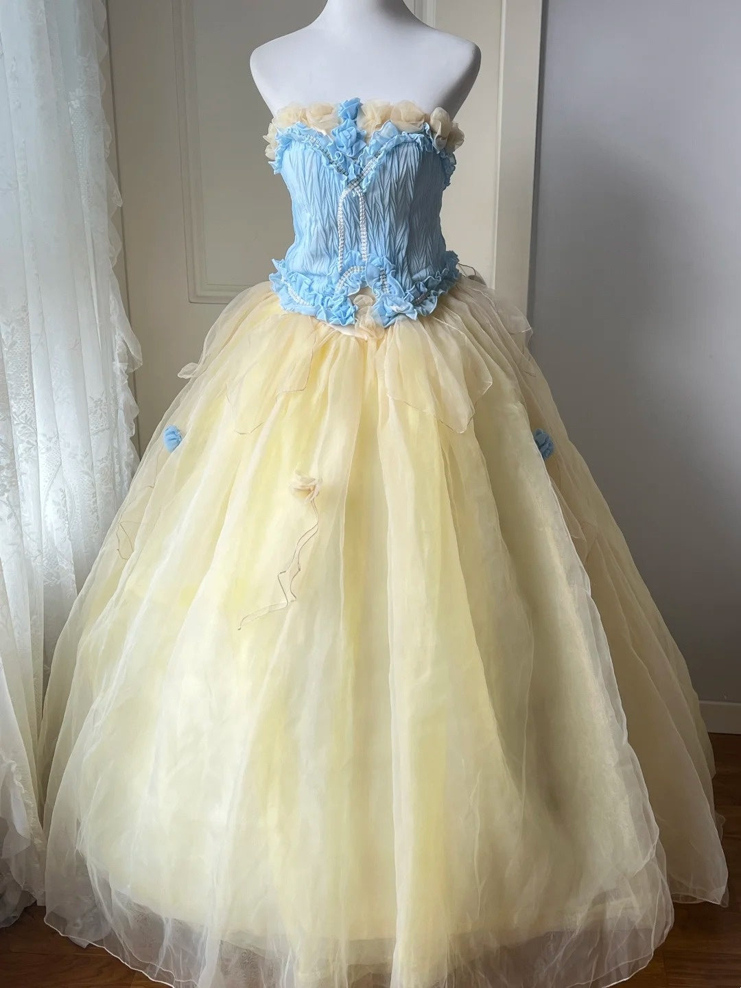 Atemberaubendes hellblaues Abendkleid aus plissiertem Tüll mit V-Ausschnitt, ideal für Quinceañera und Ball (Modell D4654)