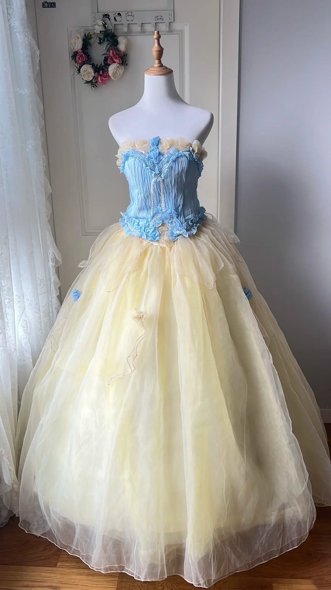 Atemberaubendes hellblaues Abendkleid aus plissiertem Tüll mit V-Ausschnitt, ideal für Quinceañera und Ball (Modell D4654)