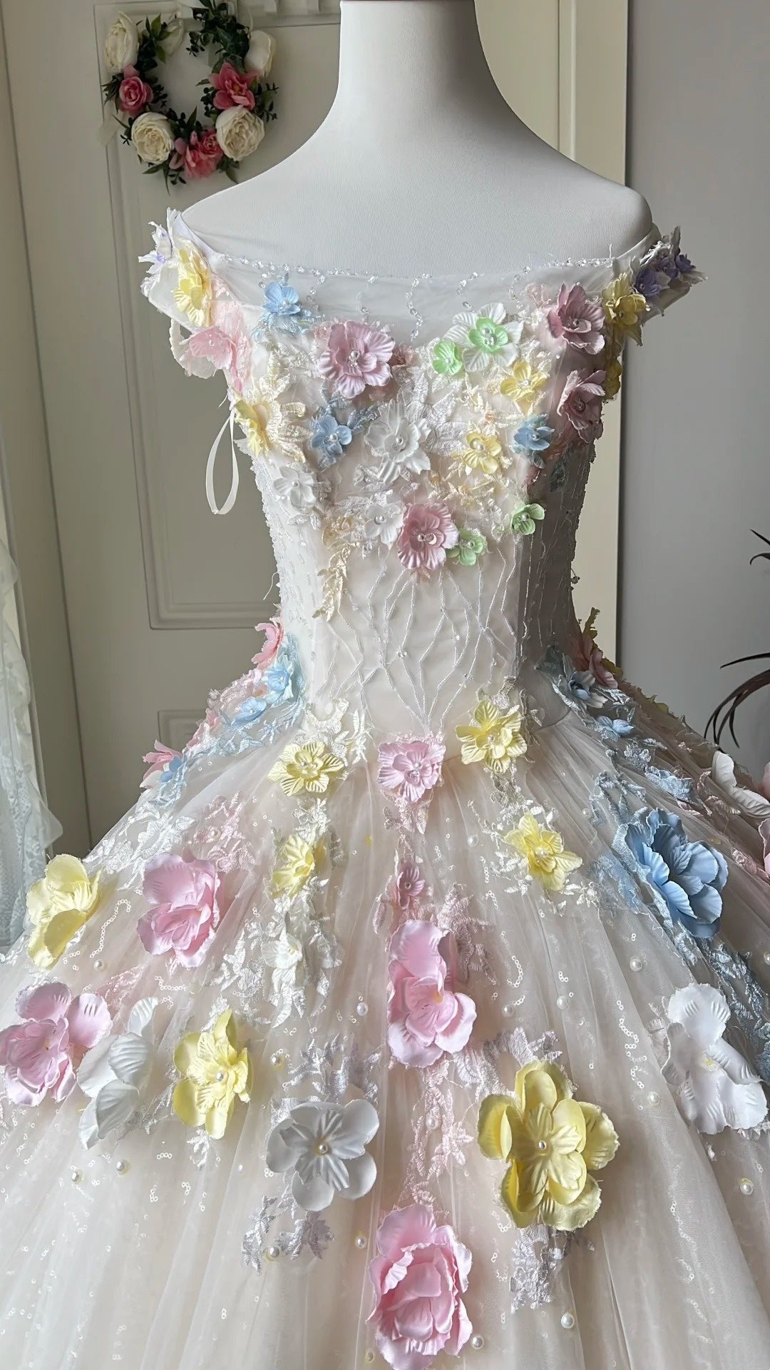 Atemberaubendes hellblaues Abendkleid aus plissiertem Tüll mit V-Ausschnitt, ideal für Quinceañera und Ball (Modell D4654)